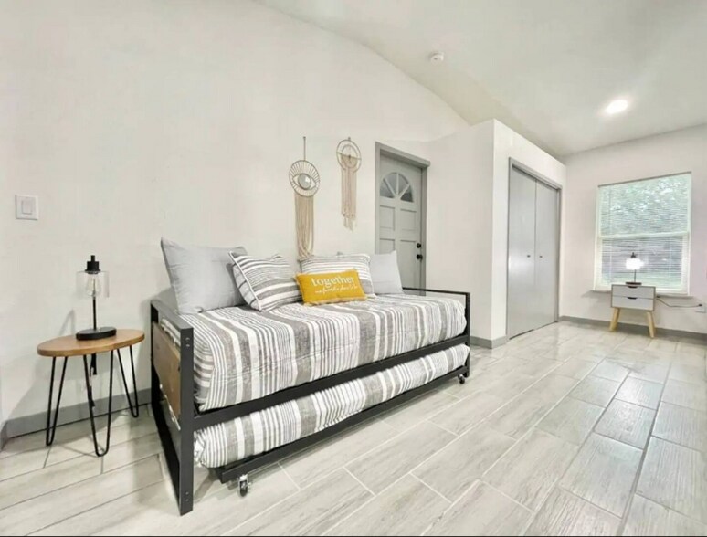 Building Photo - 1213 Corbett Ln