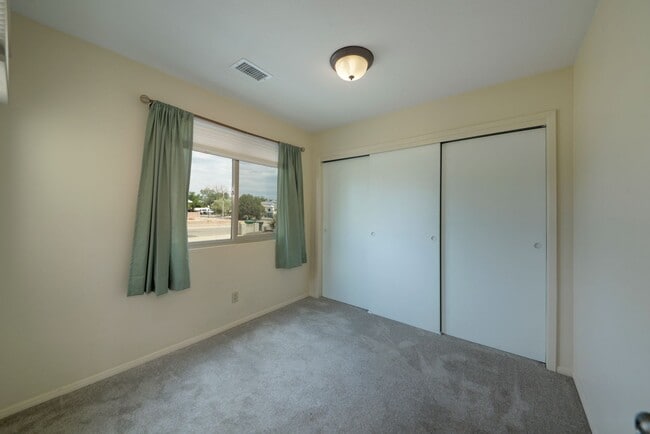 Building Photo - Amazing 4 Bedroom with Views SE Rio Rancho!