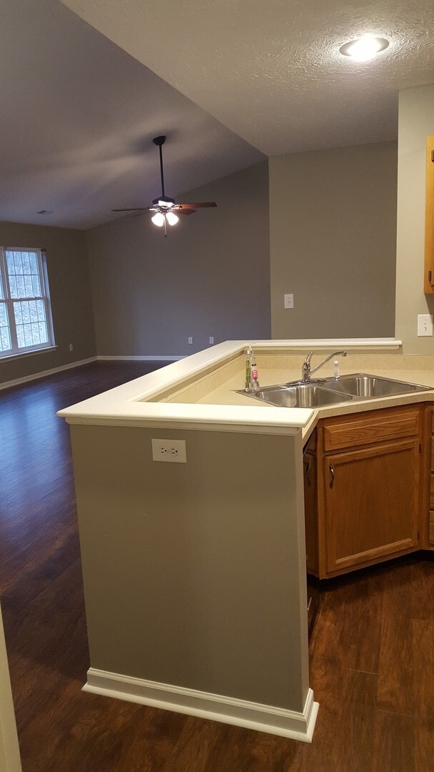 Building Photo - 3 bed, 2 bath Home with GARAGE!