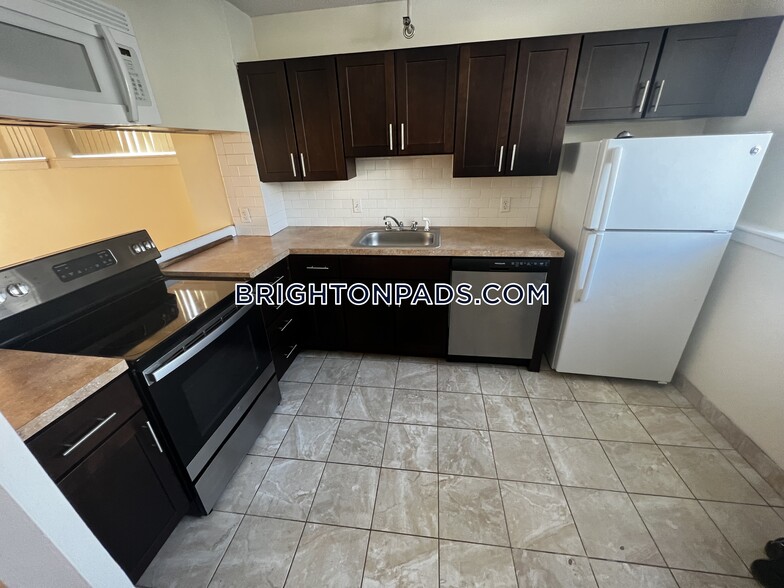 Primary Photo - 146 N Beacon St