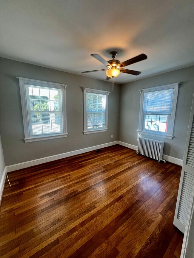 Building Photo - Beautiful Four Bedroom House, Right Off Grove and Patterson!! Lawn Care Included!!