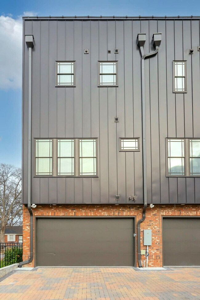Building Photo - 713 26th Ave N