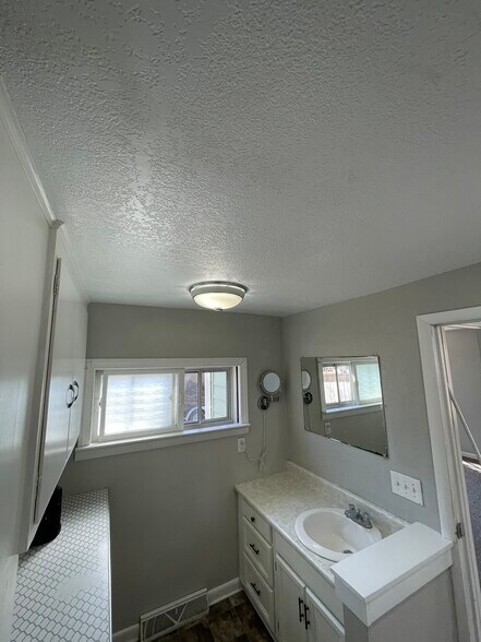 Building Photo - 529 S Gault St