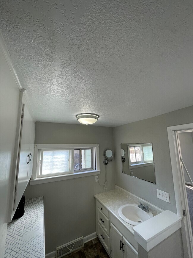 Building Photo - 529 S Gault St