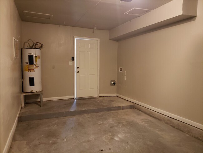 Building Photo - 2277 S Kirkwood Rd