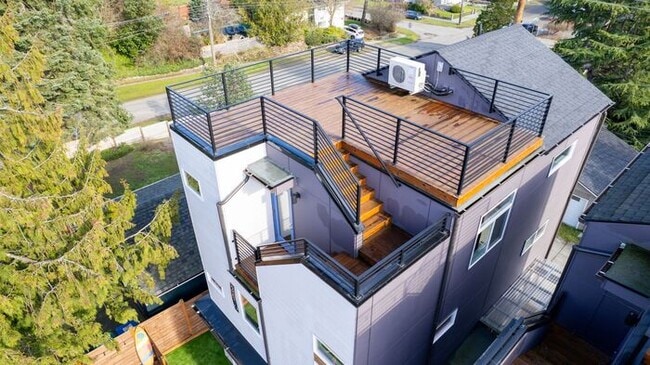 Building Photo - Newly Built Air-Conditioned Luxury Townhome in Highly Desired Admiral