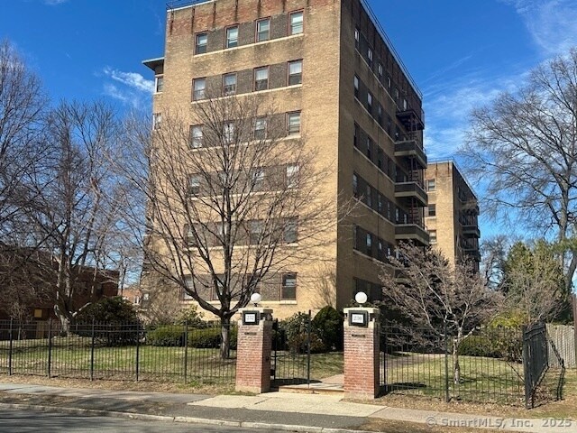 Primary Photo - 230 Farmington Ave