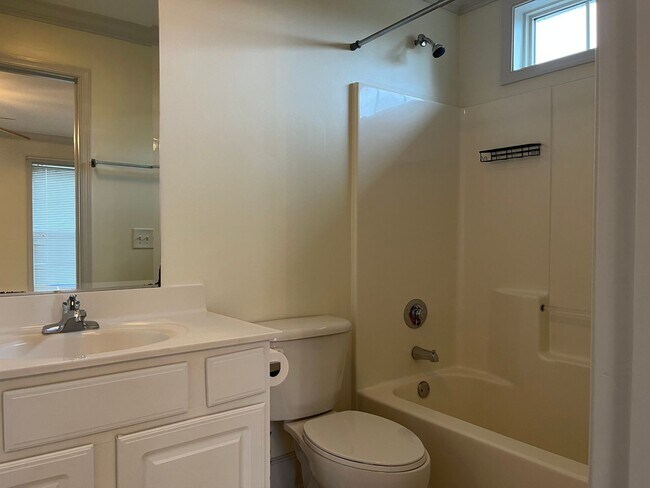 Building Photo - Townhouse Walking Distance to the Beach