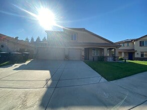 Building Photo - Big beautiful Home for rent in Visalia, Ca