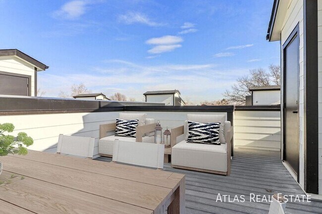 Building Photo - 240 Osiander St