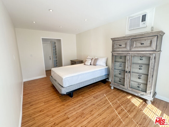 Building Photo - 1413 Paloma St