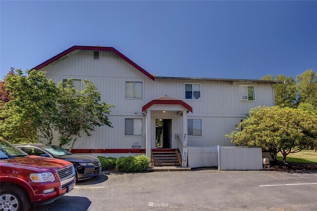 Building Photo - Burns 441 4 plex - North Bend