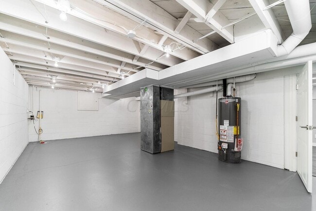 Building Photo - 2850 Pickwick Dr