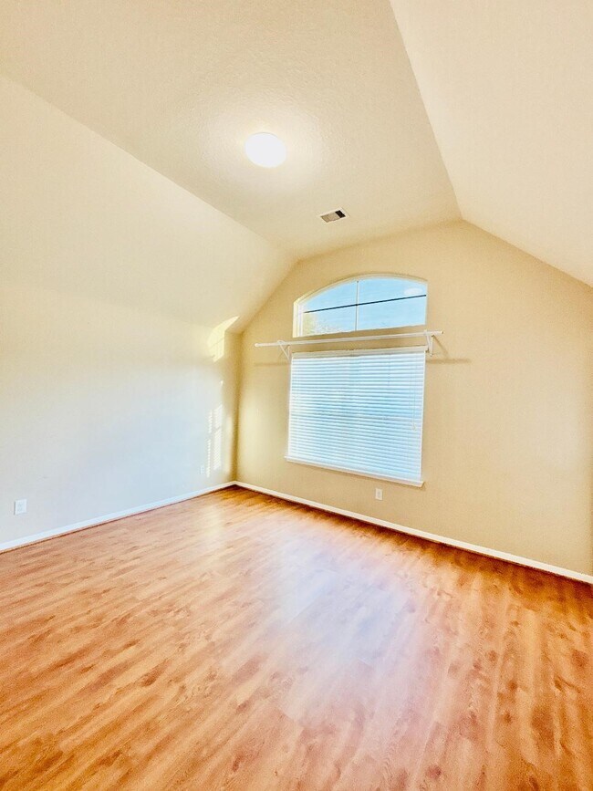 Building Photo - 9947 Valance Way