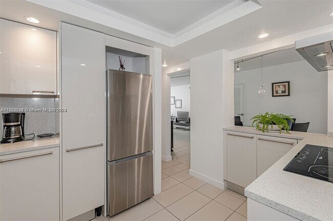 Building Photo - 5151 Collins Ave