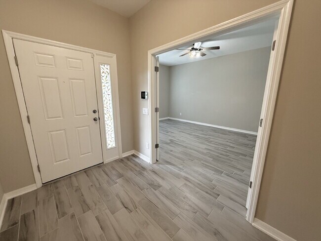 Building Photo - "Charming 3-Bed Oasis with 2 Full Baths in...