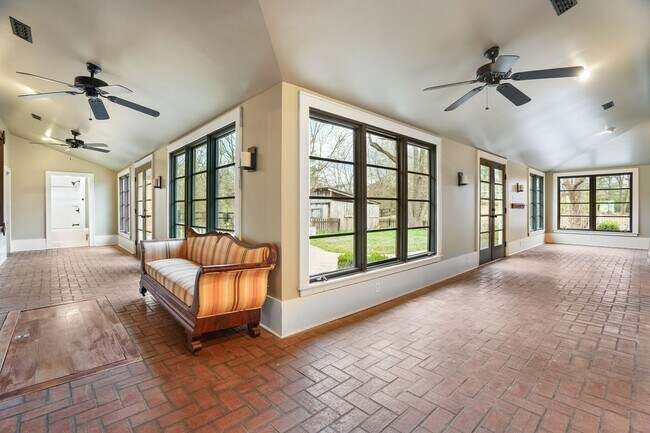 Building Photo - 251 Cheatham Springs Rd