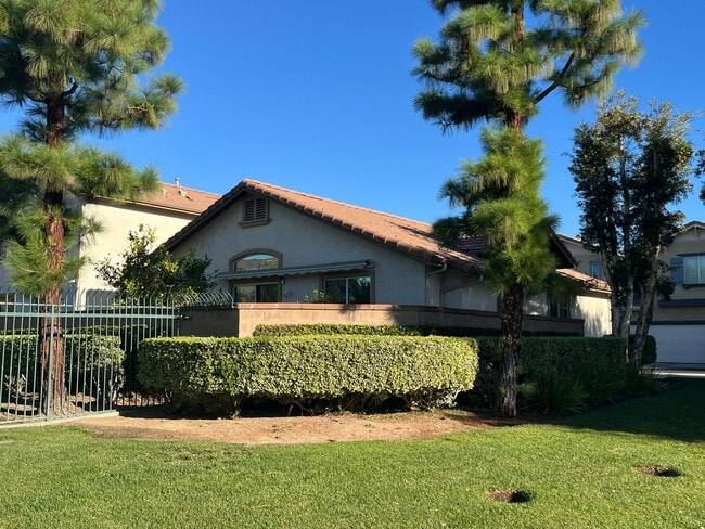 Building Photo - Spacious single story 2-bed with an office for rent