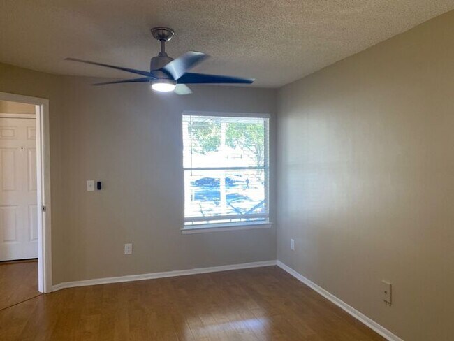 Building Photo - RENT SPECIAL-Regency Park at Lake Mary Corner Unit with Wrap-Around Balcony!