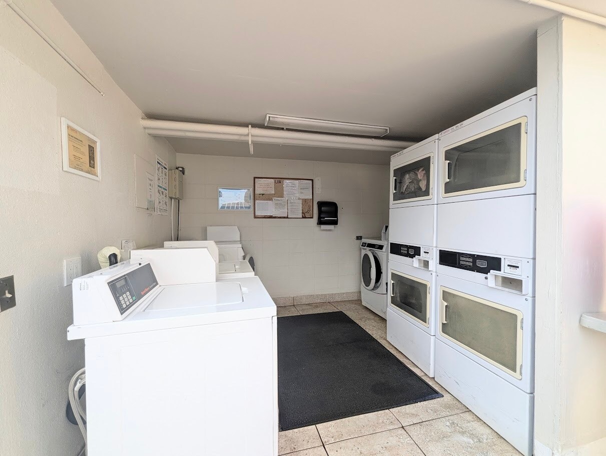 Building Photo - 425 Ena Rd