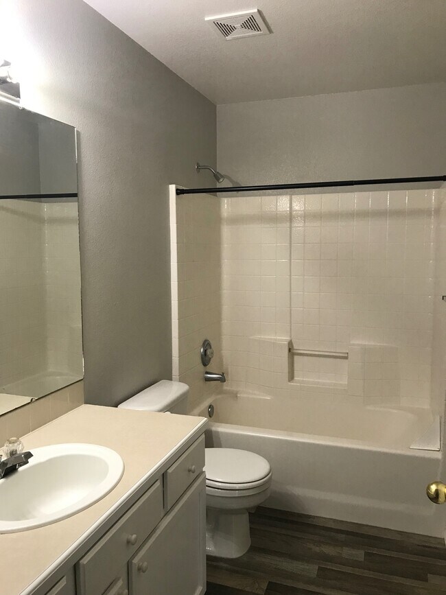 Building Photo - 3 Bed/2 bath...Newer Carpet and Flooring.....