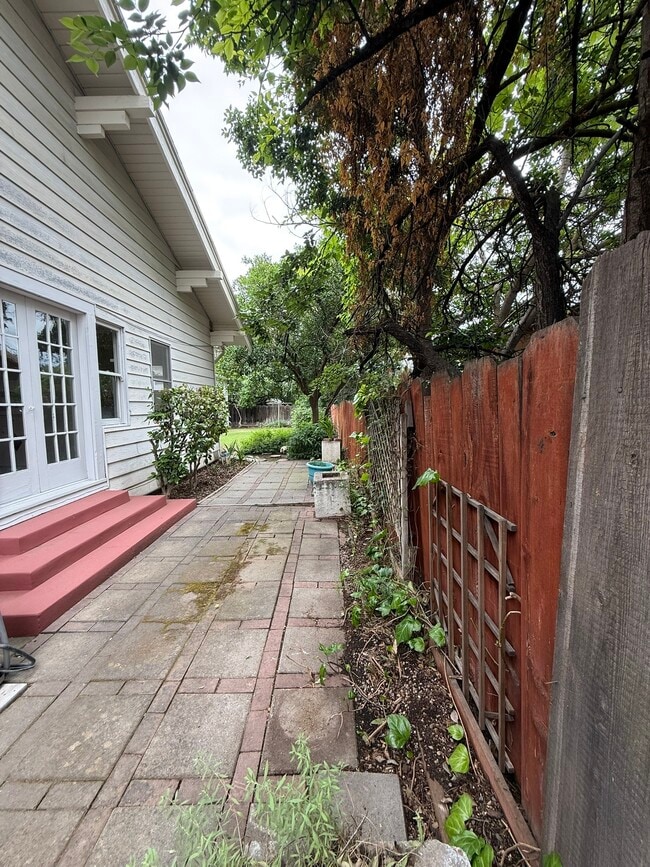 Building Photo - 1364 N Wilson Ave