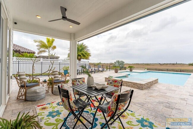 Building Photo - 100 Torrey Pines Dr