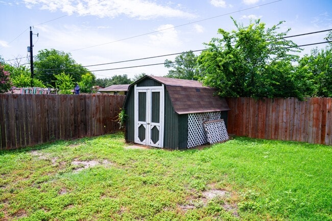 Building Photo - 142 Meadow Glen Dr