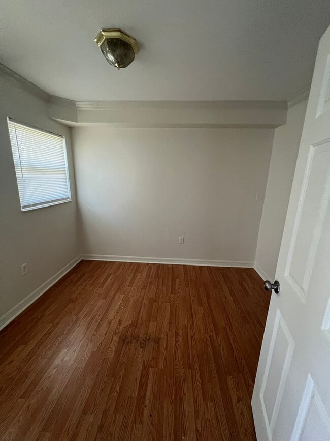 Building Photo - Available Now : 3 Bedroom 2 Bath Condo