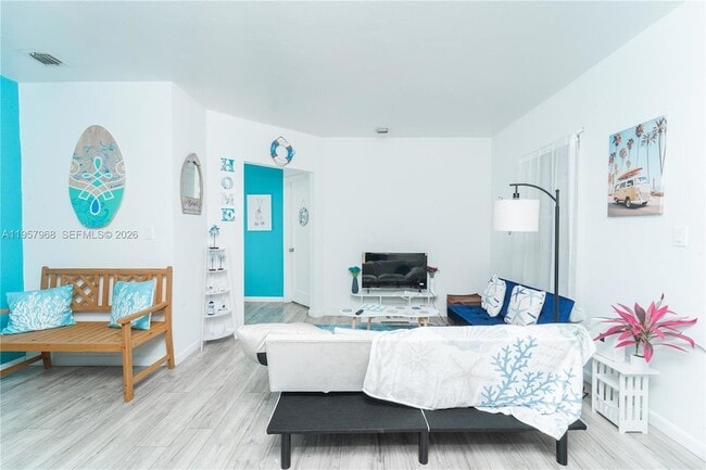 Building Photo - 1215 NE 127th St