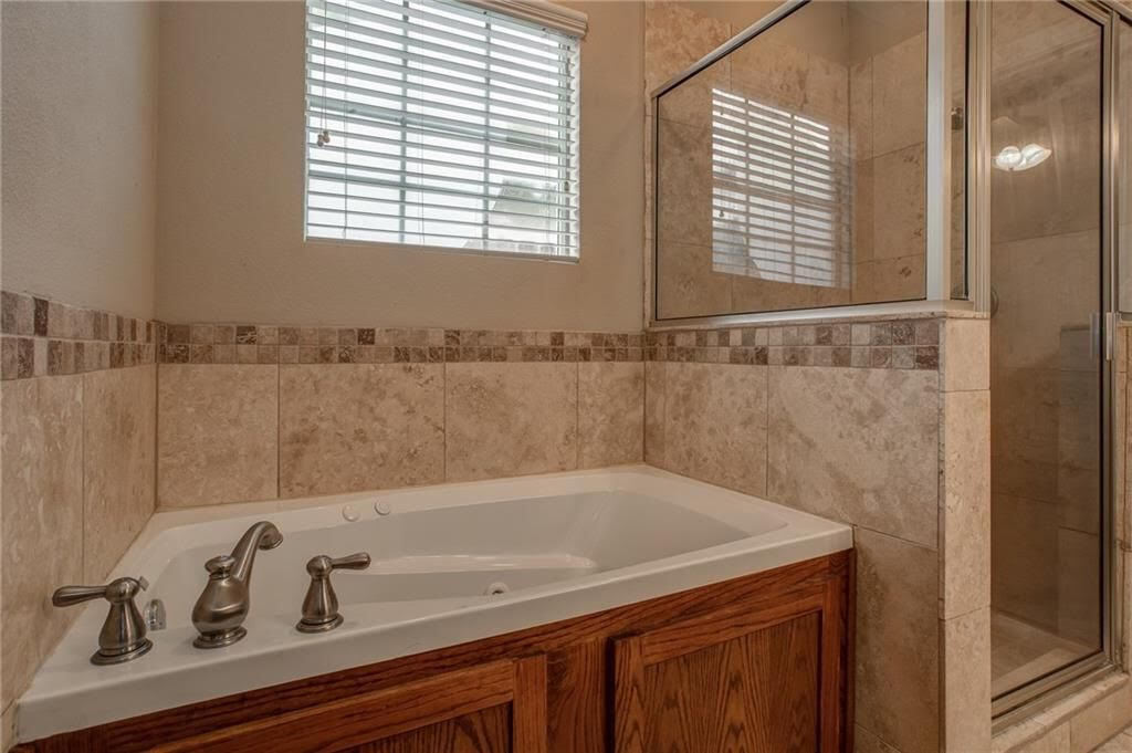 Master jacuzzi tub - 5109 Birchman Ave