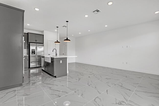 Building Photo - 105 SE Birch Ter