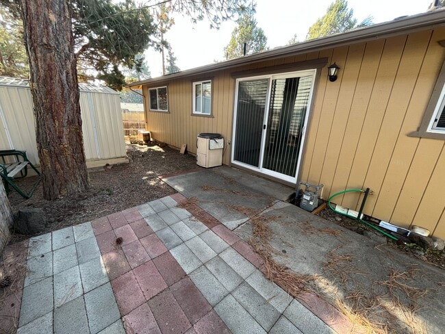 Building Photo - 2 Bed/1 Bath Duplex with Single Car Garage...