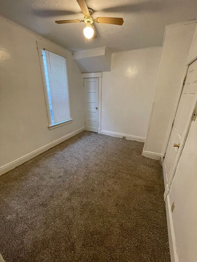 Building Photo - 1302 W 1st St