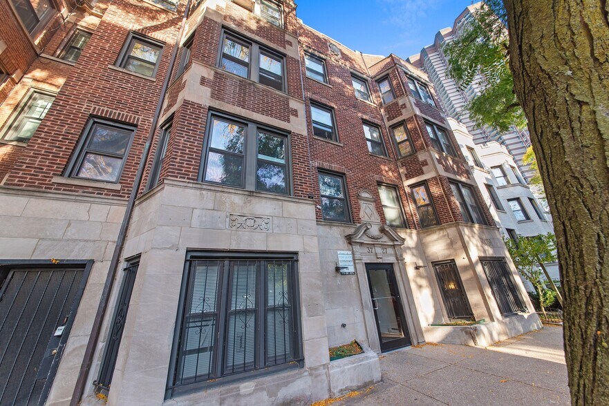 Building Photo - 3727 N Pine Grove Ave