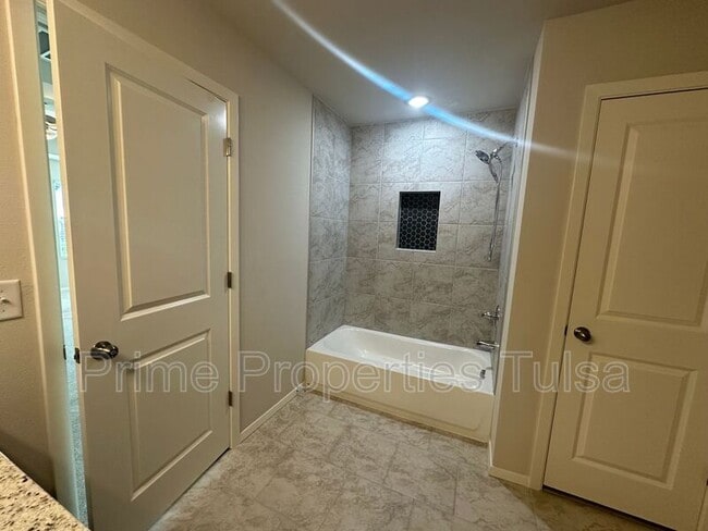 Building Photo - 13143 S 72nd E Ave