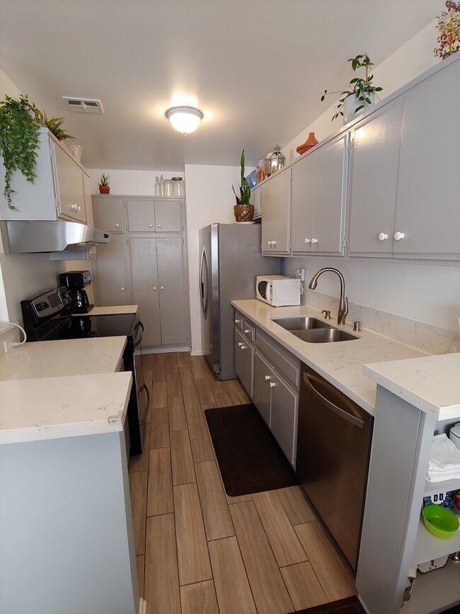 Building Photo - 5403 Newcastle Ave