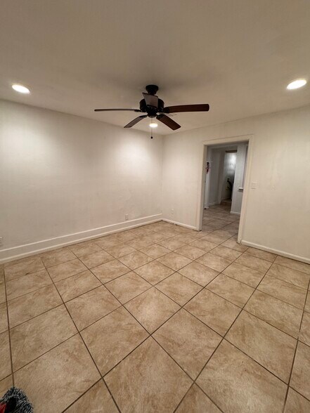 Building Photo - 871 W 37th St