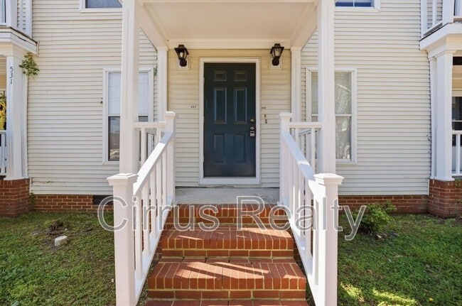 Building Photo - 533 Columbia St