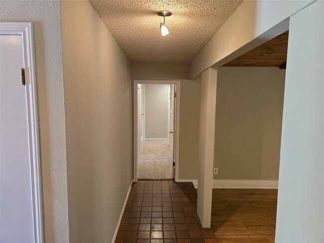 Building Photo - 402 Greenwood Dr