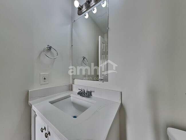 Building Photo - 145 Parkview Rd