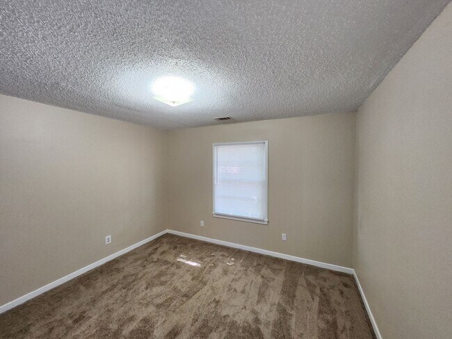 Building Photo - 2427 Young Dr