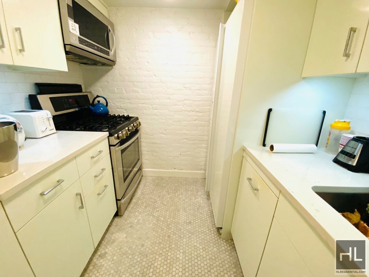 Building Photo - Beautiful Furnished Studio in Hell's Kitchen!