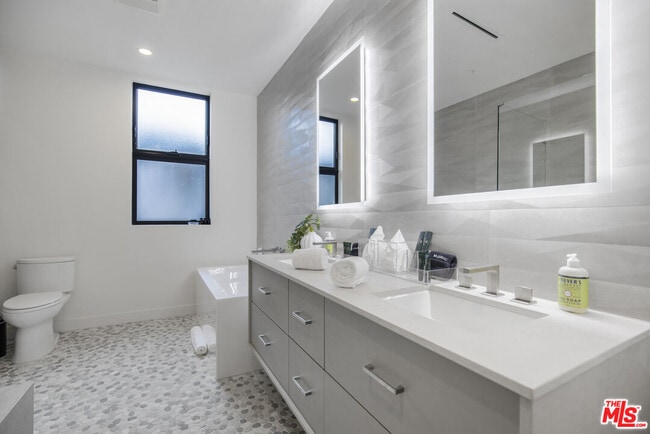 Building Photo - 10563 Ashton Ave