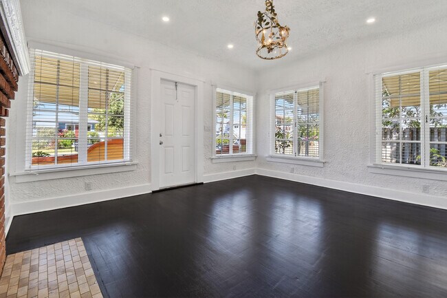 Building Photo - 208 S K St