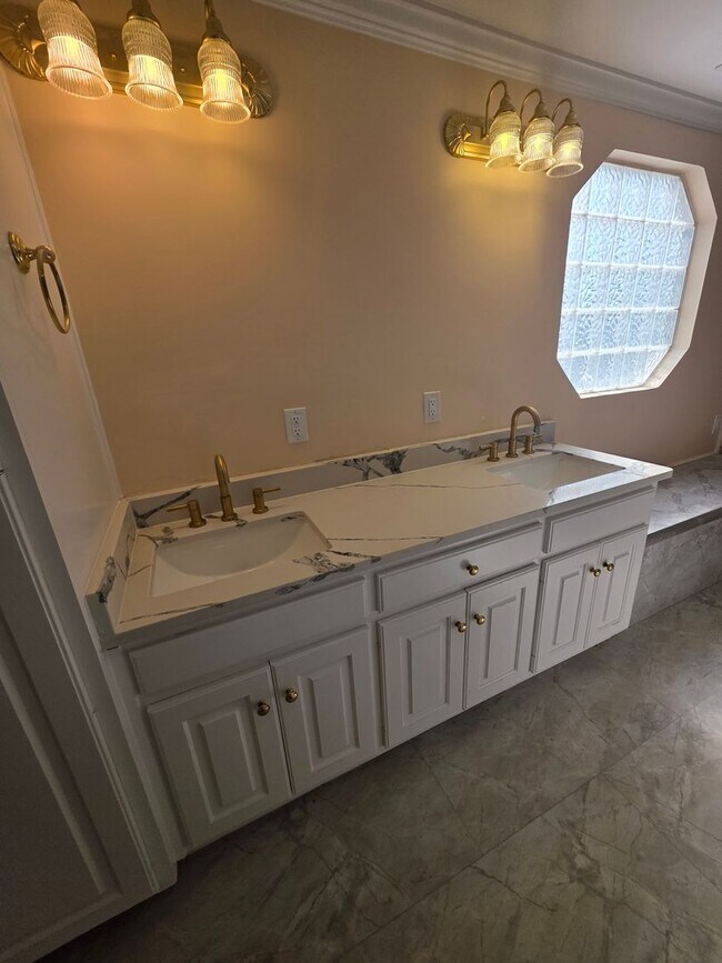 Building Photo - Newly Renovated Stunning Home