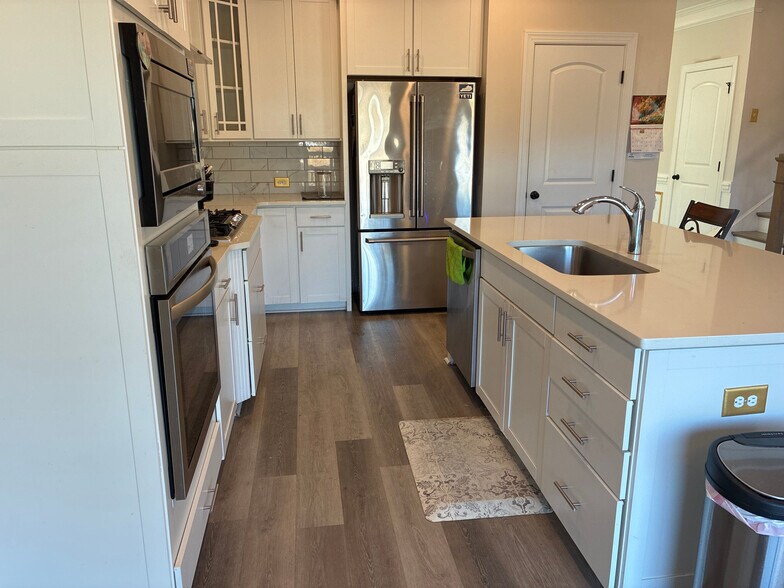 Building Photo - Room in House on Benjamin Dr