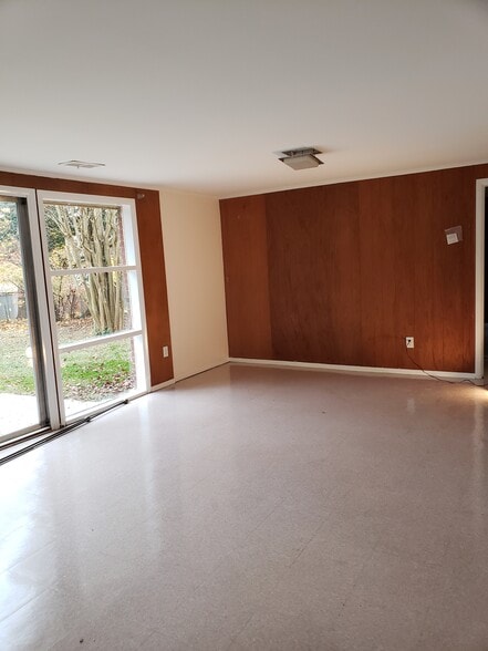 Huge Recreation Room - 1112 Dunoon Rd
