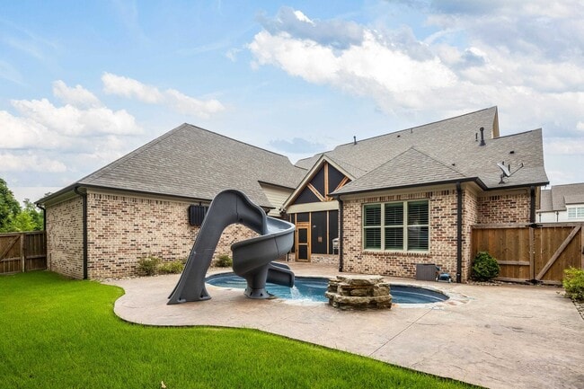 Building Photo - 1385 Belfair Dr