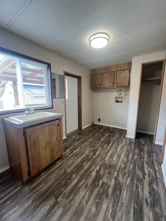 Building Photo - 3-Bedroom 2-Bathroom home with HUGE Shop in Cedar Flats